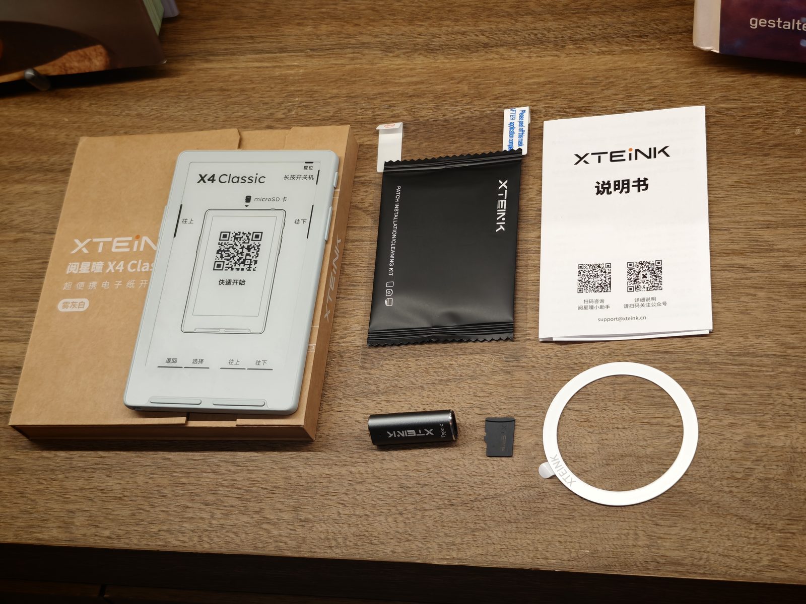 X4 Classic 開箱內容物：主機、說明書、磁吸環、USB-C 轉接頭與記憶卡